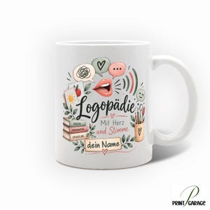 Könnte beinhalten: Ein weißer Keramikbecher mit einem bunten Grafikdesign aus Sprechblasen, Lippen, einem Bücherstapel mit den Aufschriften Sprache, Kommunikation, Entwicklung sowie dem Text Logopädie Mit Herz und Stimme. dein Name.