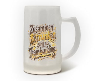Bierkrug mit Spruch | Zusammen betrunken zählt als Teambuilding | Satinierter Bierbecher | Geschenk für Kollegen