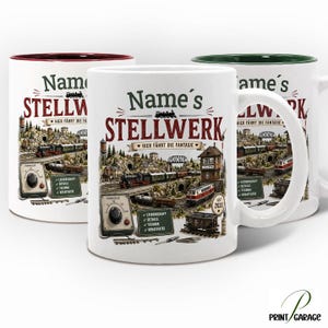Könnte beinhalten: Drei weiße Keramiktassen mit einer detaillierten Illustration einer Modelleisenbahnlandschaft. Das Design enthält den Text 'Name's STELLWERK', 'HIER FÄHRT DIE FANTASIE' sowie 'LEIDENSCHAFT, DETAILS, TECHNIK, KREATIVITÄT'. Die Tassen haben rote, grüne und weiße Innenseiten.