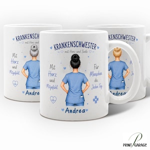 Könnte beinhalten: Ein weißer Keramikbecher mit einer Grafik einer Krankenschwester in blauer Arbeitskleidung von hinten, bedruckt mit dem Text KRANKENSCHWESTER mit Herz und Seele, Mit Herz und Mitgefühl, Für Menschen da. Jeden Tag. sowie dem Namen Andrea in Blau.