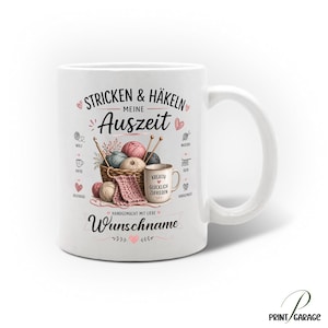 Könnte beinhalten: Ein weißer Keramikbecher mit einer Grafik eines Korbes voller bunter Wollknäuel und Stricknadeln. Der Text lautet "STRICKEN & HÄKELN MEINE Auszeit" und "Wunschname", ergänzt durch kleine Herzsymbole und verschiedene Begriffe rund ums Handarbeiten.