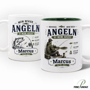 Könnte beinhalten: Zwei weiße Keramiktassen mit dunkelgrünem Innenraum, bedruckt mit einer Grafik einer angelnden Person auf einem Steg. Der Text lautet "MEIN REVIER. ANGELN IST MEINE AUSZEIT" und "Marcus" mit "PETRI HEIL!". Symbole für Fische, Angelhaken und Lagerfeuer sind abgebildet.