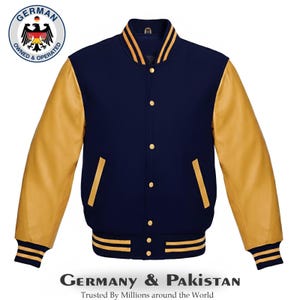 Puede incluir: Chaqueta universitaria azul marino y dorada con mangas de cuero dorado. La chaqueta tiene cierre de botones, puños a rayas y cuello a rayas. Hay dos bolsillos delanteros y un logotipo en la parte superior izquierda. El texto "Germany & Pakistan" está en la parte inferior.