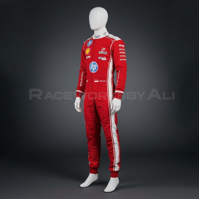 Puede incluir: Mono de carreras rojo con detalles blancos y logotipos de patrocinadores. El mono tiene un dise&ntilde;o de cuerpo completo con cierre de cremallera, mangas largas y cuello alto. Rayas blancas recorren los lados. Logotipos incluyen HP, Shell e IBM.
