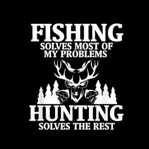 Può includere: Grafica nera con testo bianco che recita "FISHING SOLVES MOST OF MY PROBLEMS" sopra una testa di cervo e una grafica di pesce, e "HUNTING SOLVES THE REST" sotto.