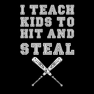 Könnte beinhalten: Schwarze Grafik mit weißem Text: „I TEACH KIDS TO HIT AND STEAL“. Zwei gekreuzte Baseballschläger unten. Der Text ist in einer fetten, blockartigen Schriftart gehalten.