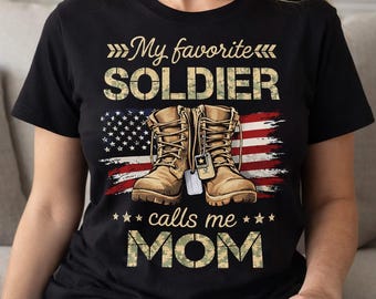 Il mio soldato preferito mi chiama mamma PNG, orgogliosa mamma dell'esercito in sublimazione, regalo per mamma militare, design di stivali con bandiera mimetica, sfondo trasparente