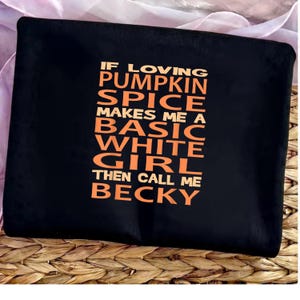 Puede incluir: Un estuche rectangular negro con texto naranja que dice: IF LOVING PUMPKIN SPICE MAKES ME A BASIC WHITE GIRL THEN CALL ME BECKY. El estuche tiene una superficie negra lisa y sólida con letras negritas sin remates centradas en el frente.