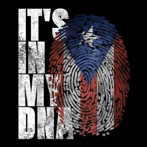 Puede incluir: Diseño gráfico negro con una huella dactilar en los colores de la bandera puertorriqueña. El texto "IT'S IN MY DNA" está impreso en blanco, con un efecto desgastado, en el lado izquierdo. La huella dactilar es el punto focal.