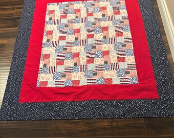Coperta patchwork fatta in casa nei colori rosso, bianco e blu