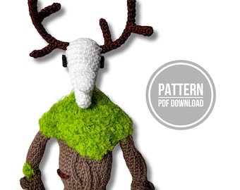 Op de afbeelding: Een gehaakt figuur met een witte schedelkop, bruin gewei, een felgroene, mosachtig getextureerde kraag en een bruin, boomachtig lichaam. De afbeelding bevat een cirkelvormige afbeelding met de tekst PATTERN PDF DOWNLOAD.