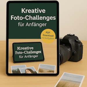 Könnte beinhalten: Ein digitales Tablet zeigt den Text "Kreative Foto-Challenges für Anfänger" in Weiß auf dunkelgrünem Hintergrund. Eine schwarze Kamera und gedruckte Fotos liegen auf einer Holzoberfläche. Ein gelber Kreis zeigt "PDF-Download mit Aufgaben."