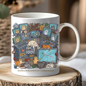 Pode incluir: Caneca de cerâmica branca com uma ilustração humorística de gatos interagindo com telas de computador e fios emaranhados. A caneca tem o texto "SYSTEM PERMANENTLY COMPROMISED". A caneca está em uma fatia de madeira.