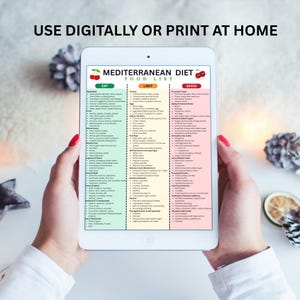 Peut inclure: Une tablette num&eacute;rique affiche une liste d'aliments du r&eacute;gime m&eacute;diterran&eacute;en, avec des cat&eacute;gories &laquo;&nbsp;Manger&nbsp;&raquo;, &laquo;&nbsp;Limiter&nbsp;&raquo; et &laquo;&nbsp;&Eacute;viter&nbsp;&raquo;. Le texte &laquo;&nbsp;Utiliser num&eacute;riquement ou imprimer &agrave; la maison&nbsp;&raquo; est en haut. La liste comprend des l&eacute;gumes, des fruits, des c&eacute;r&eacute;ales, des l&eacute;gumineuses, etc.