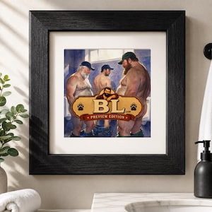 Peut inclure: Une impression d'art encadrée carrée présentant une illustration style aquarelle de trois hommes barbus dans des toilettes. Le graphique central inclut le texte BL.com et PREVIEW EDITION avec des icônes de pattes et un portrait d'homme barbu.