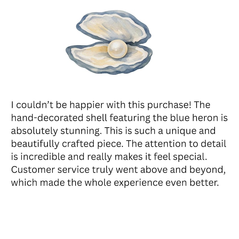 Pu&ograve; includere: Un'illustrazione ad acquerello di un guscio di ostrica aperto con una perla bianca, rotonda e liscia, all'interno. Il guscio presenta sfumature di blu, grigio e crema, con un bordo smerlato testurizzato e una finitura interna madreperlacea.
