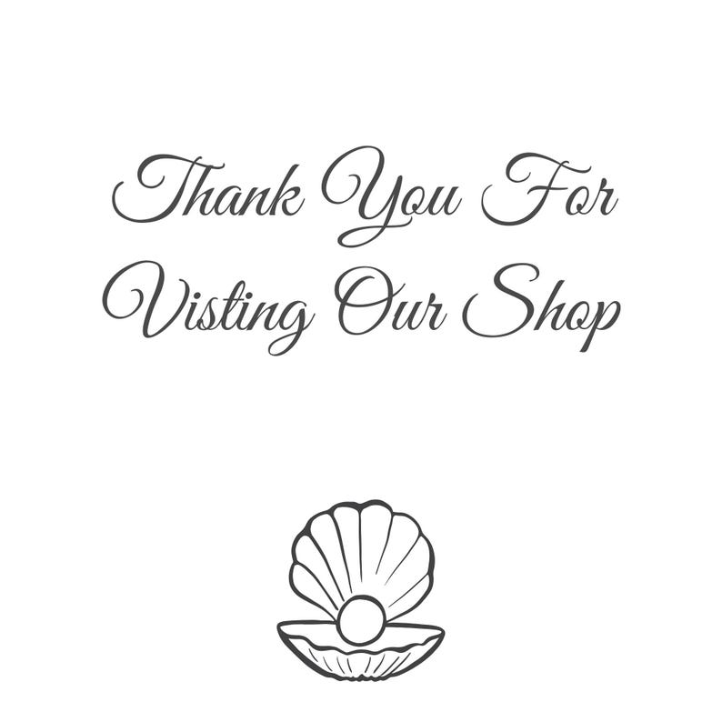 Pu&ograve; includere: Un design grafico con il testo nero Thank You For Visting Our Shop in un carattere corsivo, posizionato sopra un disegno a linee nere di una conchiglia aperta contenente una singola perla centrato nella parte inferiore dello sfondo bianco.