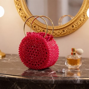 Bolso redondo de cuentas rojas hecho a mano – Elegante bolso de cuentas con asas doradas | Bolso artesanal VANA | Elegante clutch de noche o boda