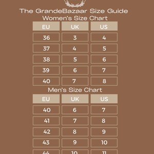 Pode incluir: Um guia de tamanhos de sapatos da The Grande Bazaar Online Shop, com fundo castanho. O gr&aacute;fico mostra tamanhos de sapatos femininos e masculinos em medidas EU, UK e US. O texto "All Shoes are handmade with love in Turkiye" est&aacute; na parte inferior.