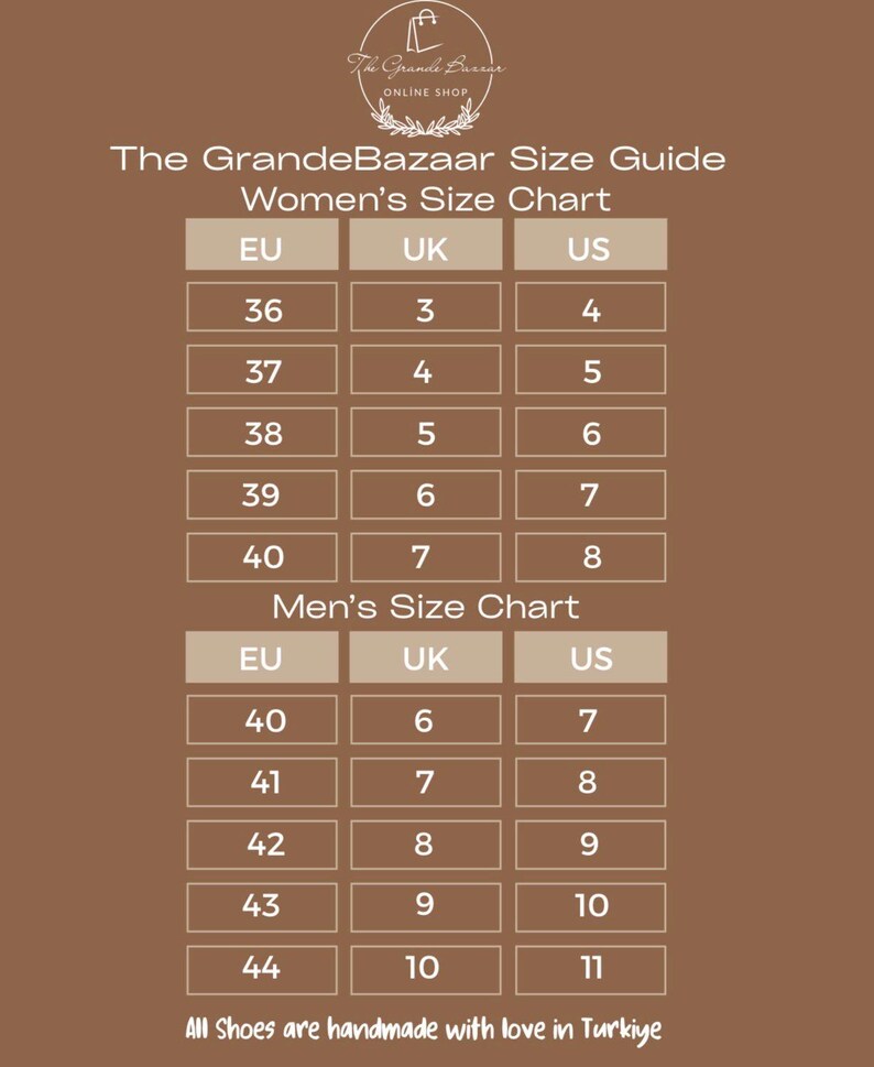 Pode incluir: Um guia de tamanhos de sapatos da The Grande Bazaar Online Shop, com fundo castanho. O gr&aacute;fico mostra tamanhos de sapatos femininos e masculinos em medidas EU, UK e US. O texto "All Shoes are handmade with love in Turkiye" est&aacute; na parte inferior.