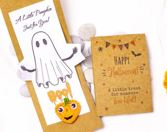 Biglietto pop-up interattivo di Halloween con zucca all'uncinetto fatta a mano, ideale come bomboniera per feste scolastiche.