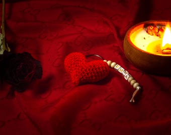 Ciondolo per borsa a forma di cuore con perline all'uncinetto e abbraccio tascabile: bomboniere per San Valentino