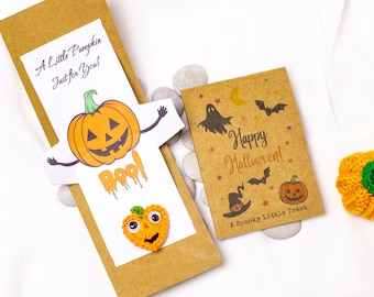 Biglietto pop-up di Halloween con zucca all'uncinetto fatta a mano, ideale come regalino per feste.