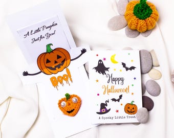 Biglietto d'auguri interattivo di Halloween a comparsa con zucca all'uncinetto fatta a mano