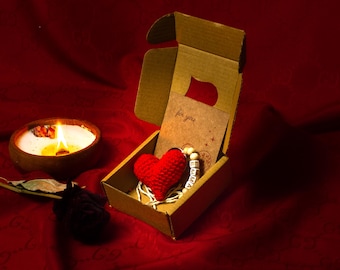 Portachiavi e ciondolo a forma di cuore all'uncinetto Pocket Hug, regalo di San Valentino personalizzato, Hug in a Box