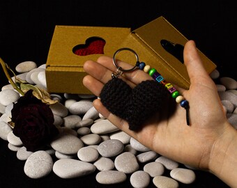 Portachiavi a forma di cuore e ciondolo per borsa all'uncinetto Whimsy Goth, abbraccio tascabile in una scatola