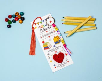 Regalo personalizzato per il ritorno a scuola, portachiavi con nome e perline, segnalibro a forma di cuore all'uncinetto