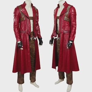 Peut inclure: Un long manteau en cuir rouge avec un col cranté, des accents marron et des clous décoratifs. Le manteau est doté d'une ceinture, d'une fermeture éclair et de manches longues. La tenue comprend un pantalon marron et des gants sans doigts noirs.