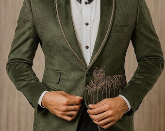 Puede incluir: Blazer verde oliva con bordados intrincados y un diseño de tigre en el bolsillo. Presenta una pajarita negra y una camisa blanca. El texto "TEXTHRIVE" es visible en la parte inferior.