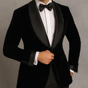 Schwarzer Samt-Frack: Handgearbeitetes Schalkragen-Etui, Luxus-Abendkleid