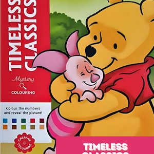 Puede incluir: Un libro de colorear misterioso Disney Timeless Classics con Winnie the Pooh y Piglet. La portada tiene el texto "TIMELESS CLASSICS" y "COLOUR MYSTERY BOOK". El libro incluye una actividad de colorear por números.