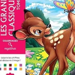 Puede incluir: Un libro para colorear de Disney "Les Grands Classiques", Tomo 11, con Bambi y otros personajes. La portada es rosa con el título y las palabras "Coloriages mystères". El libro tiene una colorida ilustración de Bambi y una mariposa.