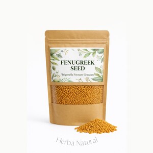 Pode incluir: Uma embalagem de papel kraft cheia de sementes de feno-grego, com uma janela transparente mostrando as sementes. A embalagem tem um rótulo com as palavras "FENUGREEK SEED" e "/Trigonella Foenum-Graecum/". Uma pequena pilha de sementes está em frente à embalagem. As palavras "Herba Natural" estão na parte inferior.