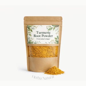 Può includere: Un sacchetto di carta marrone pieno di polvere di radice di curcuma giallo brillante. La borsa ha una finestra trasparente e un'etichetta che recita "Turmeric Root Powder /Curcuma Longa/". Un piccolo mucchio di polvere di curcuma è posto davanti alla borsa. Le parole "Herba Natural" sono in basso.