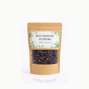Può includere: Un sacchetto di carta kraft con una finestra trasparente, pieno di fiori di malva blu. L'etichetta recita "BLUE MALLOW FLOWERS /Malva Sylvestris/" con accenti di foglie verdi. Le parole "Herba Natural" sono stampate in basso.