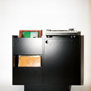 Plattenspieler Plattenschrank in schwarz, Mid Century Modern - Groove No1 Black Edition