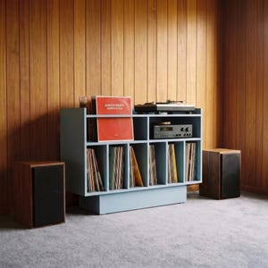 Stojak na gramofon z miejscem na płyty winylowe - Groove No.3