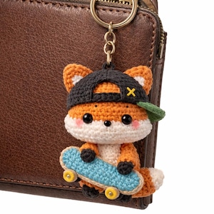Llavero de amigurumi de zorro skater, llavero de peluche urbano, accesorio animal moderno para mochilas y gorras.