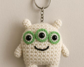 Mini llavero de monstruo de ganchillo – Dije de bolso de monstruo blanco de tres ojos hecho a mano – Lindo llavero kawaii – Regalo único para él/ella