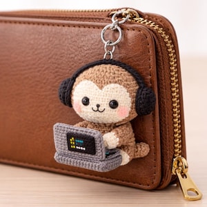 Coder Monkey amigurumi-tashanger, bureauaccessoire voor software-ingenieur, technisch cadeau voor Java-ontwikkelaar