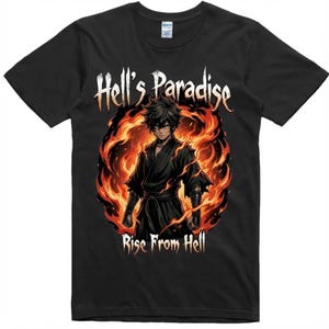 Pode incluir: Camiseta preta com um gráfico de um personagem de anime em roupa preta, rodeado por chamas. O texto "Hell's Paradise" está acima do personagem e "Rise From Hell" abaixo.