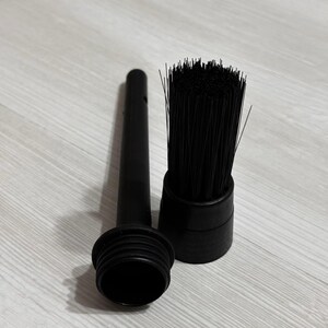 Pode incluir: Uma escova de detalhe preta com um cabo cil&iacute;ndrico e uma cabe&ccedil;a de escova. A cabe&ccedil;a da escova &eacute; feita de cerdas pretas. A escova &eacute; projetada para tarefas de limpeza e detalhamento. A escova &eacute; feita de pl&aacute;stico e cerdas.