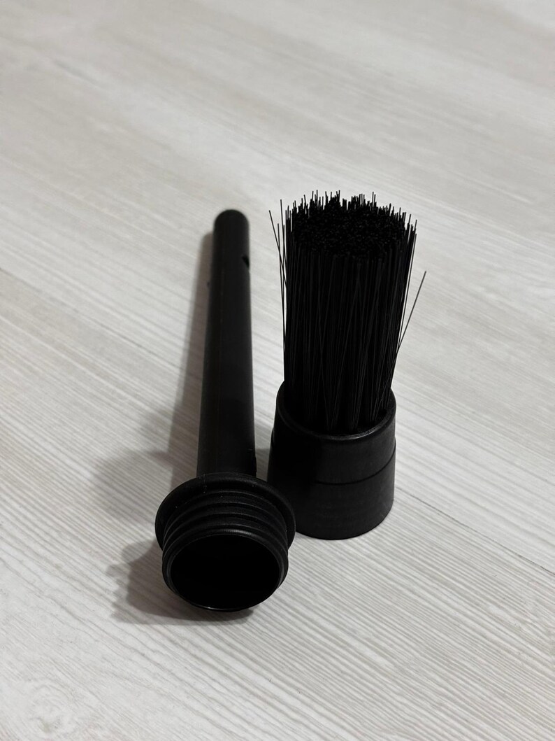 Pode incluir: Uma escova de detalhe preta com um cabo cil&iacute;ndrico e uma cabe&ccedil;a de escova. A cabe&ccedil;a da escova &eacute; feita de cerdas pretas. A escova &eacute; projetada para tarefas de limpeza e detalhamento. A escova &eacute; feita de pl&aacute;stico e cerdas.