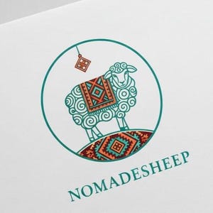Puede incluir: Un logotipo circular que muestra una oveja estilizada con lana rizada, que lleva una manta estampada con dise&ntilde;os geom&eacute;tricos en naranja, azul cerceta y rojo oscuro. Un peque&ntilde;o dije cuadrado cuelga arriba. El texto NOMADESHEEP aparece en azul cerceta.