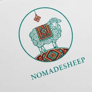Pode incluir: Um logotipo turquesa e laranja com uma ovelha estilizada com um cobertor padronizado, em p&eacute; sobre um tapete padronizado, dentro de um c&iacute;rculo turquesa. O texto "NOMADESHEEP" est&aacute; abaixo.