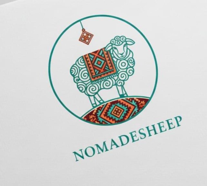 Pode incluir: Um logotipo turquesa e laranja com uma ovelha estilizada com um cobertor padronizado, em p&eacute; sobre um tapete padronizado, dentro de um c&iacute;rculo turquesa. O texto "NOMADESHEEP" est&aacute; abaixo.